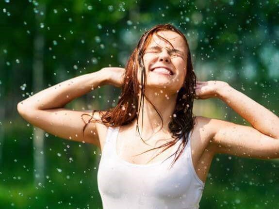7 cách đơn giản giúp bảo vệ tóc trong những ngày mưa