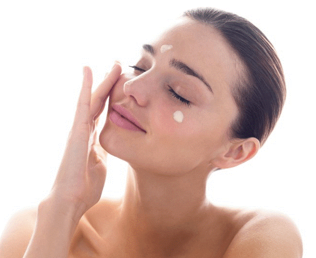 Nên sử dụng kem dưỡng da mặt ban ngày hay ban đêm để "lột xác" làn da hoàn hảo?