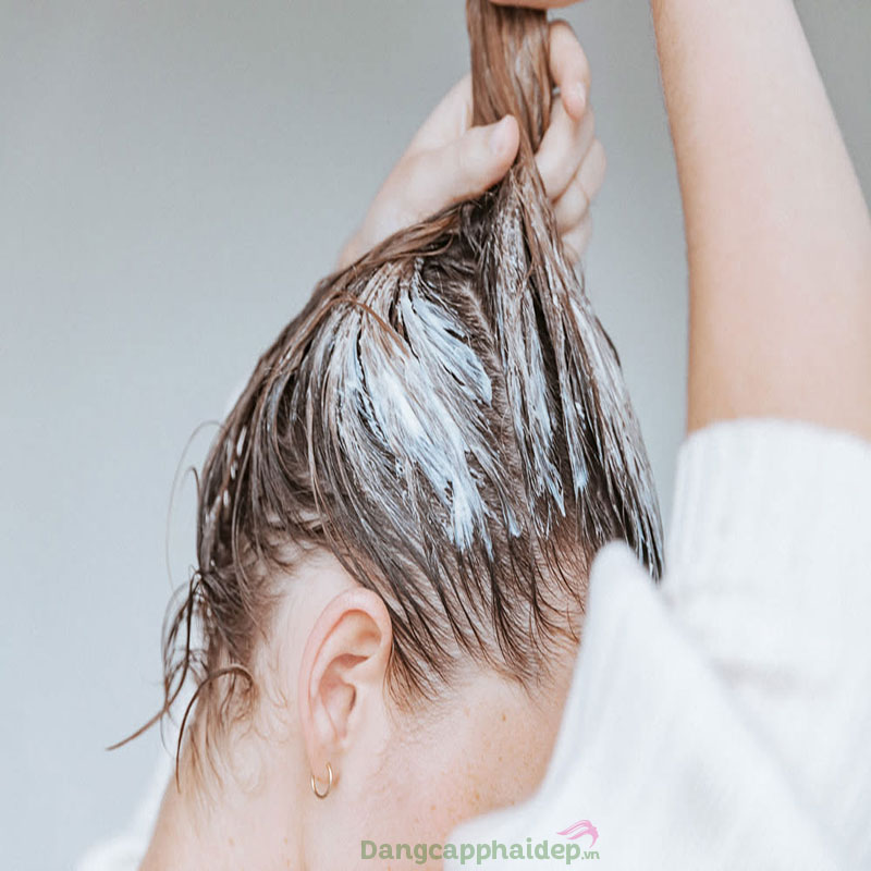 Sử dụng mặt nạ ủ tóc là cách phục hồi tóc hư tổn tại nhà hiệu quả