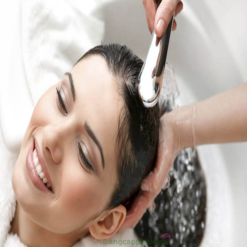 Giữ gìn đầu tóc sạch sẽ, làm sạch sâu da đầu để phục hồi tóc hư tổn