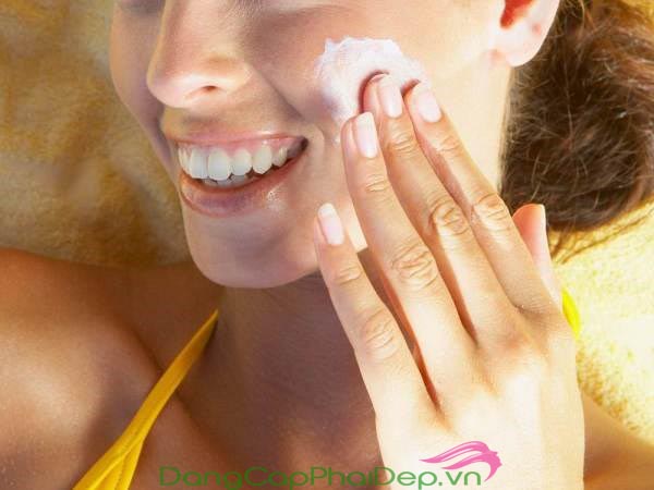 Kem chống nắng vật lý sau khi thoa lên da là một loại kem hoạt tính và không cần thời gian để thẩm thấu.