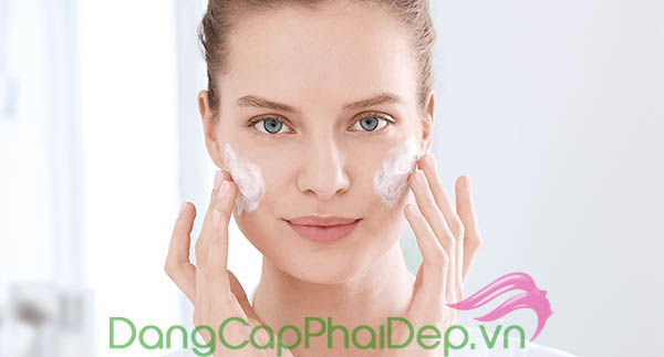 Sử dụng kem dưỡng ẩm 2 lần/ngày vào buổi sáng và tối sau khi làm sạch da.
