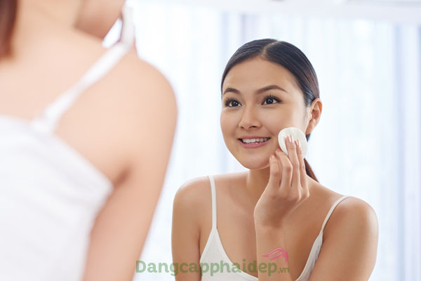 Làm sạch da, ngừa mụn và se khít chân lông hiệu quả nhờ dùng nước cân bằng da.