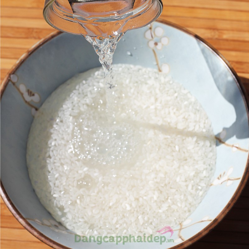 Rửa mặt bằng nước vo gạo