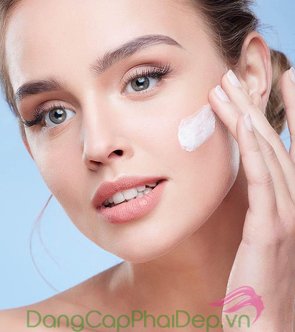 Sử dụng kem dưỡng ẩm là một bước quan trọng trong quá trình chăm sóc da để giúp da luôn mịn màng và đẩy lùi quá trình lão hóa sớm.