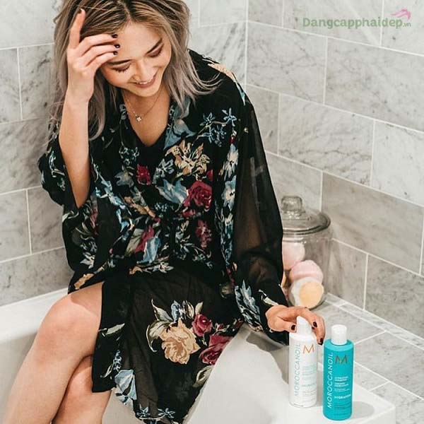 Sử dụng kết hợp dầu gội và dầu xả tăng cường sóng xoăn Moroccanoil để tăng hiệu quả chăm sóc tóc