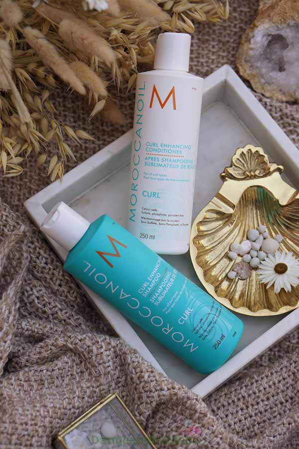 Kết hợp dùng dầu gội và dầu xả tăng cường sóng xoăn Moroccanoil giúp mái tóc xoăn khỏe đẹp, bồng bềnh tự nhiên.