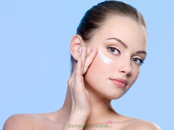 Sử dụng kem dưỡng trẻ hóa da đều đặn vào mỗi tối