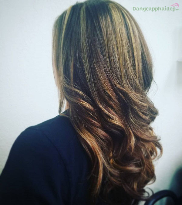 Tóc mềm mượt, dễ chải và dễ tạo nếp sau khi xịt dưỡng chống rối tóc Moroccanoil Frizz Control.
