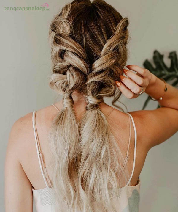 Xịt dưỡng Moroccanoil Frizz Control không làm tóc bết dính khó chịu sau khi dùng.