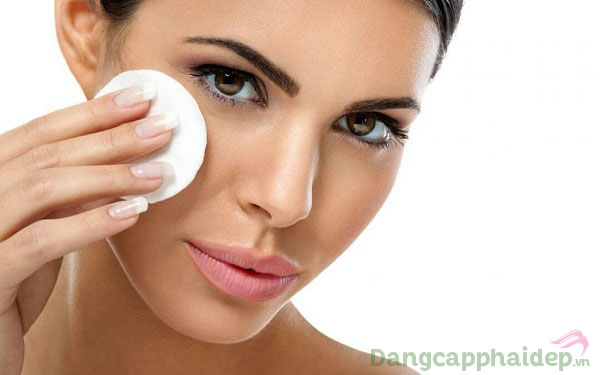 Sữa rửa mặt thông thường rất khó loại sạch lớp trang điểm cứng đầu trên da, đặc biệt là ở mắt
