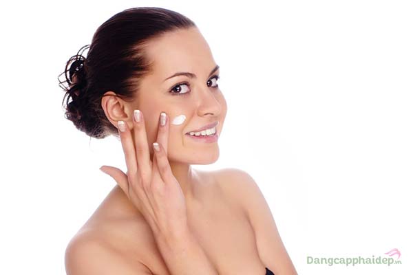 Làn da phái đẹp sẽ được nuôi dưỡng; bảo vệ chuyên sâu ngay cả khi ngủ chỉ từ Vitamin A Night Cream