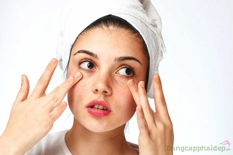 Da khô sần, lỗ chân lông to và lão hóa nhanh hơn khi mất nước, thiếu ẩm