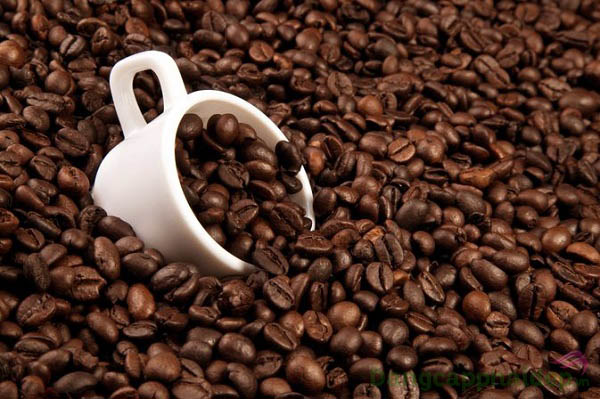 Caffeine giúp làm sáng da, cải thiện bọng mỡ mắt hiệu quả