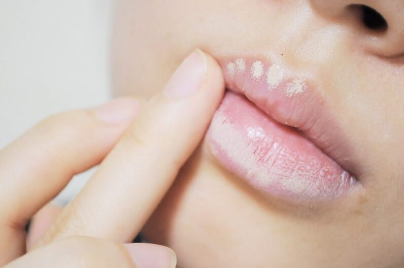 Sử dụng một lớp che khuyết điểm môi trước khi đánh son màu sẽ giúp giữ màu son lâu trôi.