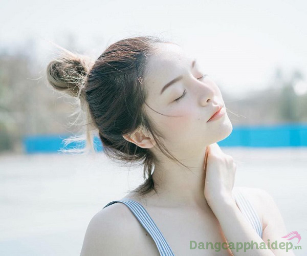 Bôi kem chống nắng là bước chăm sóc da cơ bản hàng ngày để bảo vệ, giữ gìn làn da khỏe mạnh, trẻ trung lâu dài