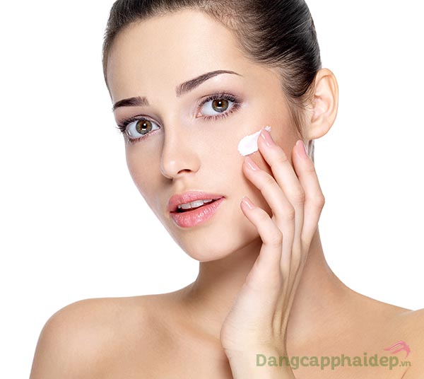 Sử dụng kem dưỡng đều đặn mỗi ngày để nhanh chóng sở hữu làn da mềm mịn, tươi trẻ như mong ước