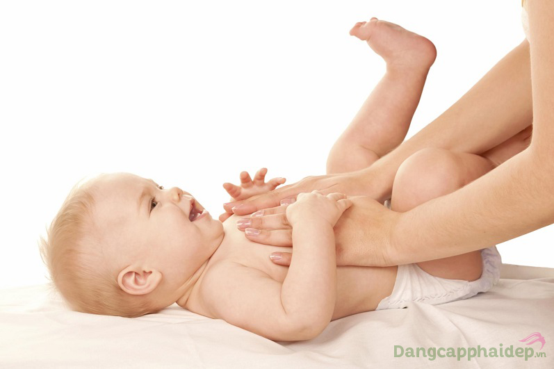 Massage cho trẻ với tinh dầu massage giúp bé thư giãn, làm mềm mịn và kích thích não bé phát triển