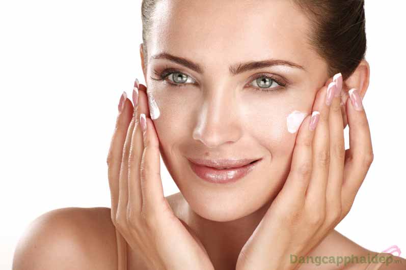 Thoa lên vùng da bị mụn đều đặn 2 lần mỗi ngày vào sáng và tối