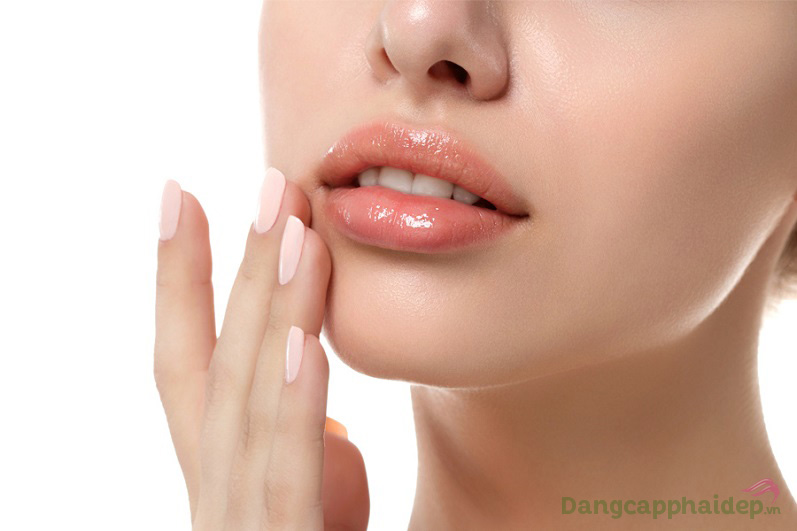 Lấy lại đôi môi mềm mịn, căng mọng thật đơn giản khi bạn sở hữu son dưỡng Skincode 24h Intensive Moisturizing Lip Balm