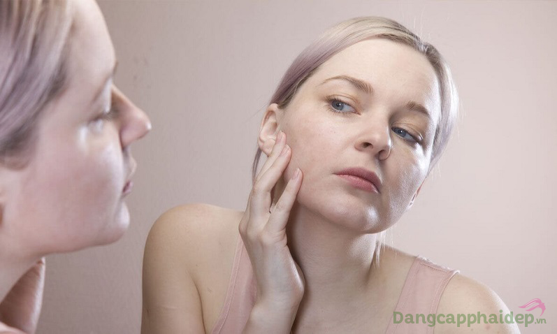 Da khô ráp, sần sùi là những dấu hiệu cho thấy da thiếu ẩm