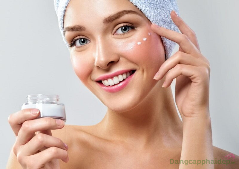 Sử dụng Cell Shock White Overnight Brightening Power Cream đều đặn vào ban đêm sau khi làm sạch da.
