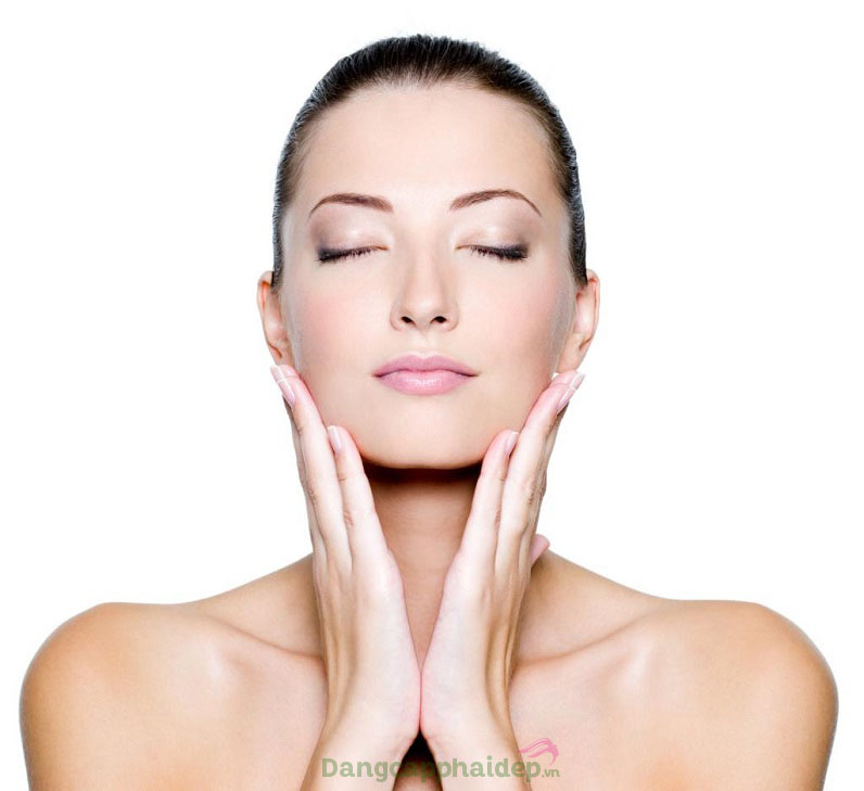 Sử dụng sản phẩm cho mặt cổ và tay vào mỗi sáng hoặc tối sau khi đã làm sạch da