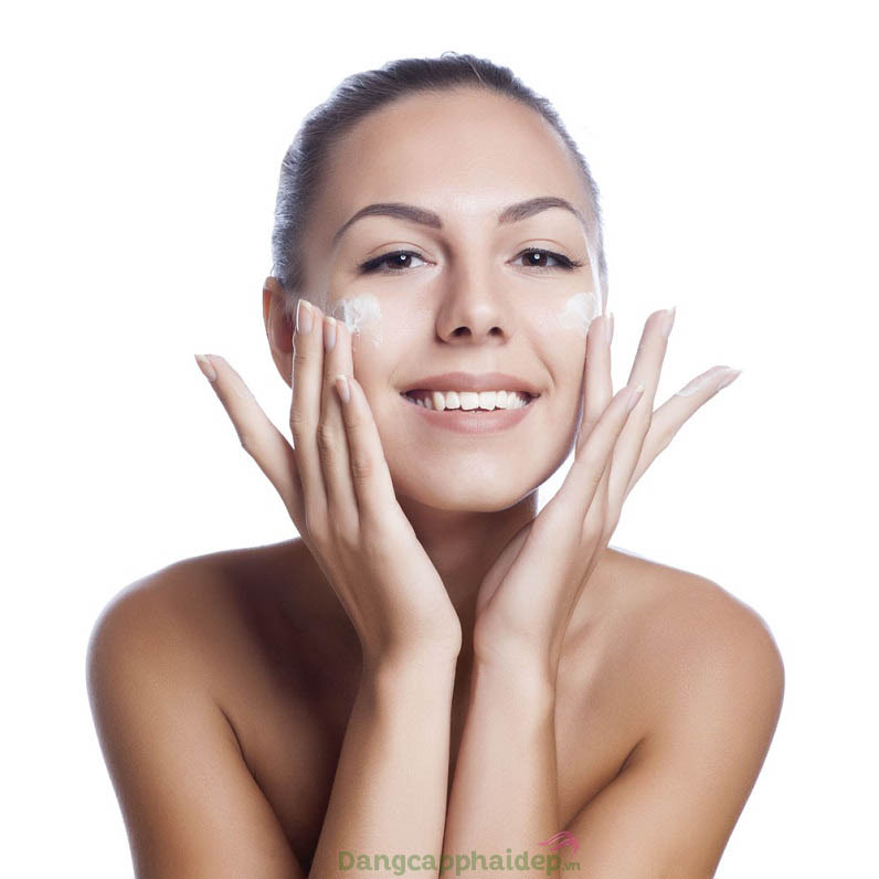 Sử dụng kem trị mụn mỗi ngày 2 lần để nhanh chóng đạt kết quả