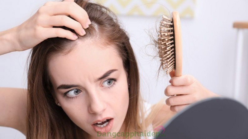 Tóc rụng mất kiểm soát khiến bạn ám ảnh mỗi ngày?