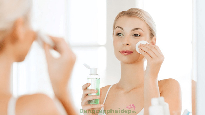 Tẩy trang làm sạch da là bước chăm sóc da buổi tối cần thực hiện để duy trì da khỏe đẹp