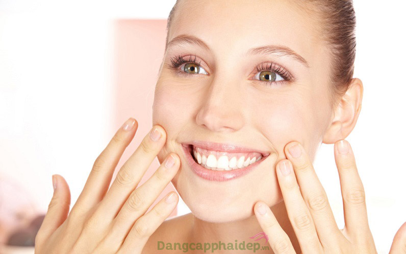 1 trong 6 thói quen nên làm vào buổi tối để da đẹp là massage da mặt