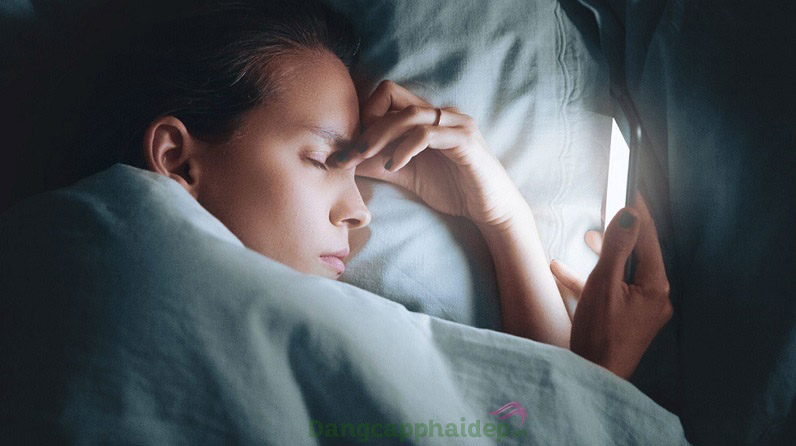 Tránh xa các thiết bị điện tử trước khi ngủ nếu không muốn da lão hóa nhanh.