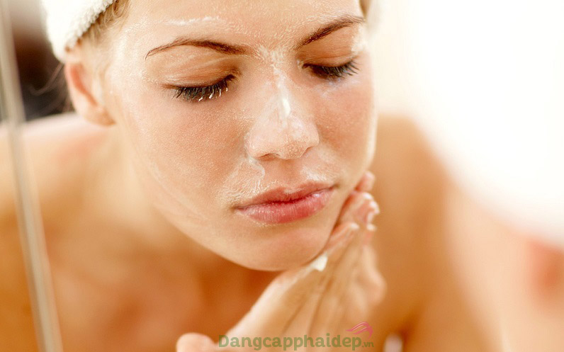 Không làm sạch da mặt khiến dưỡng chất trong kem dưỡng ẩm khó lòng thẩm thấu vào da