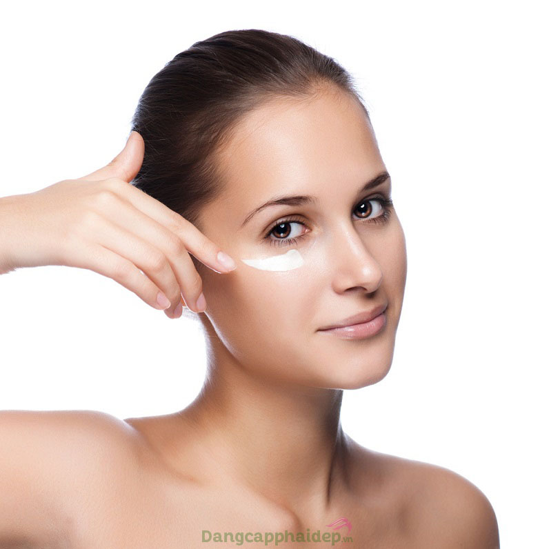 Sử dụng gel dưỡng mắt 2 lần mỗi ngày để mang lại hiệu quả chăm sóc da tốt nhất