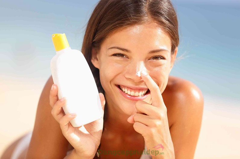 Bôi kem chống nắng thường xuyên là "bí kíp" để duy trì da trẻ khỏe lâu dài