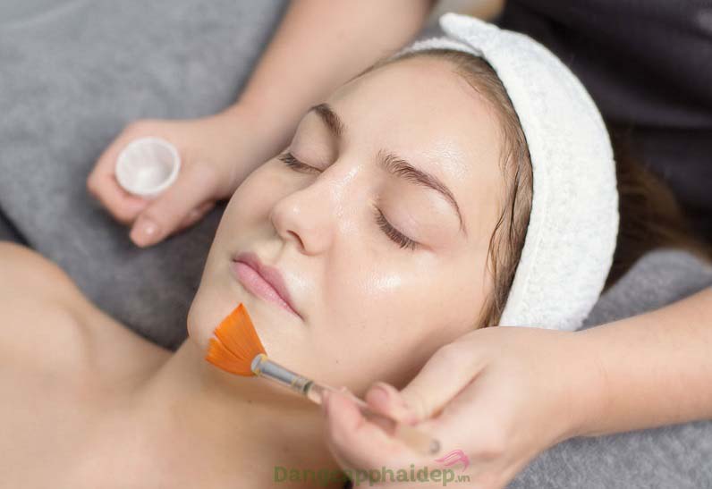 Sử dụng sản phẩm theo hướng dẫn từ các bác sĩ chuyên môn để đạt hiệu quả chăm sóc da tối đa