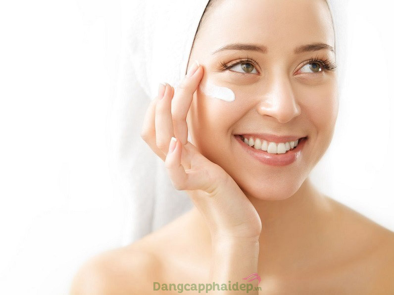 Duy trì sử dụng kem dưỡng mắt 2 lần/ngày để chăm sóc da tốt nhất