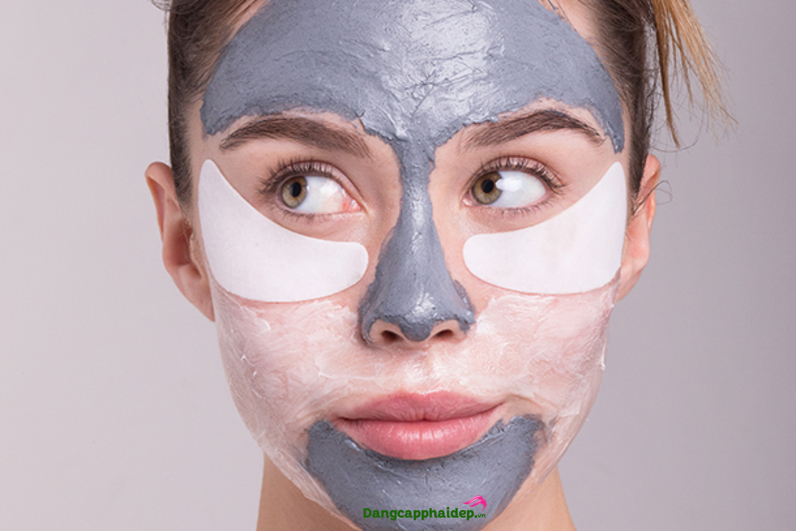 Sử dụng mặt nạ kép là cách hỗ trợ điều trị các vấn đề về da khác nhau. 