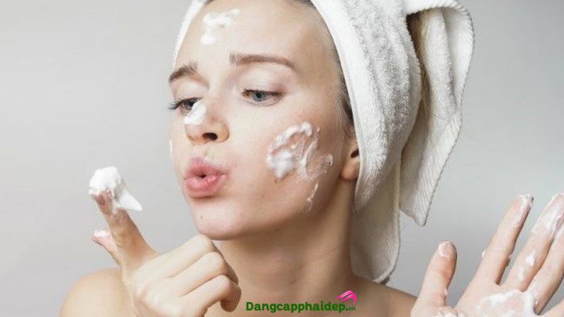 Làm sạch da là cách giúp ngăn ngừa sự xuất hiện của mụn đầu đen. 
