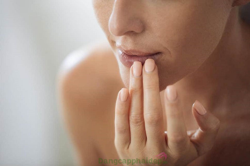 Đôi môi thâm sạm, khô nhăn do chịu tác động gây hại từ ánh nắng mặt trời
