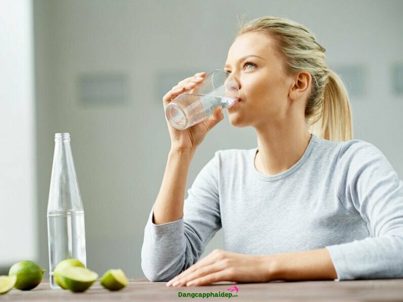  uống nước muối buổi sáng giảm cân