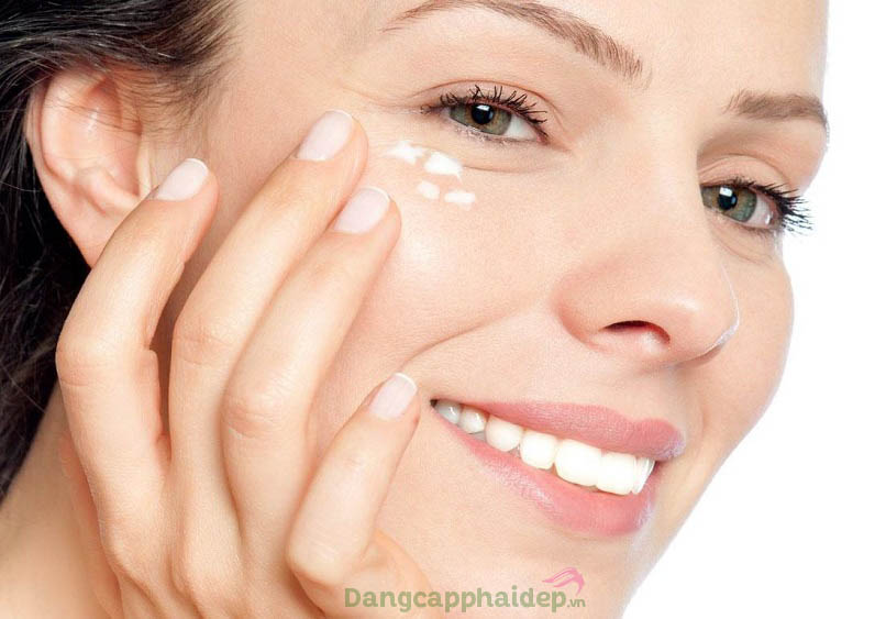 Dưỡng da vùng mắt 2 lần sáng và tối với sản phẩm để tối ưu hiệu quả chăm sóc da
