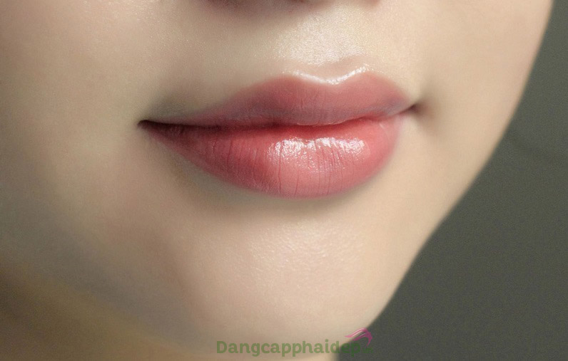 Đôi môi căng mọng, hồng hào suốt cả ngày khi chăm dưỡng môi với Soskin Lip Plumper