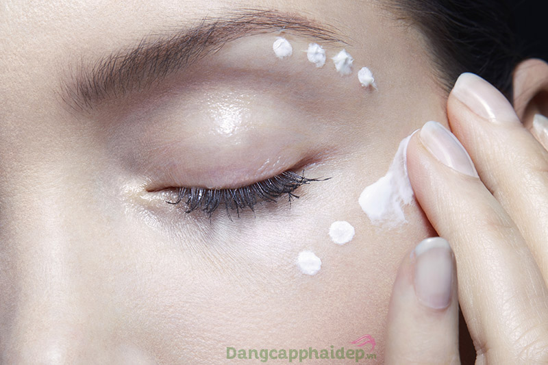 Kiên trì sử dụng kem dưỡng mắt Presssensa Circleye Complex mỗi ngày, bạn sẽ thấy vùng da trở nên căng mịn, sáng bóng hơn.
