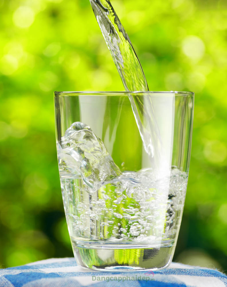 Uống nước lọc đều đặn giúp đào thải chất độc trong cơ thể cho làn da mịn màng.