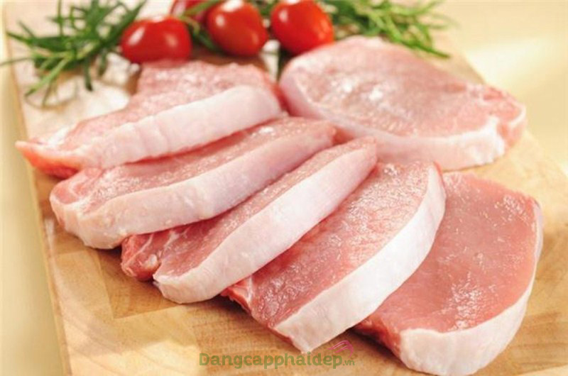 Thịt lợn cung cấp một lượng đạm vừa đủ cho da.