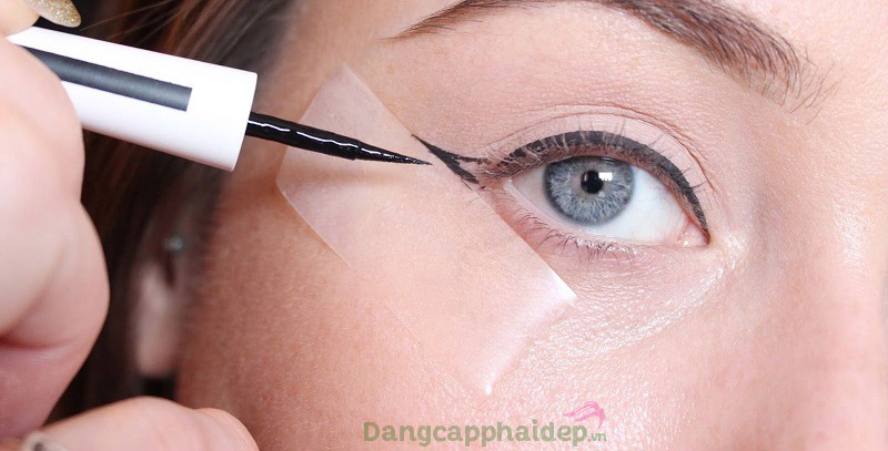 Sử dụng băng keo để kẻ mắt chính xác, không bị nhòe