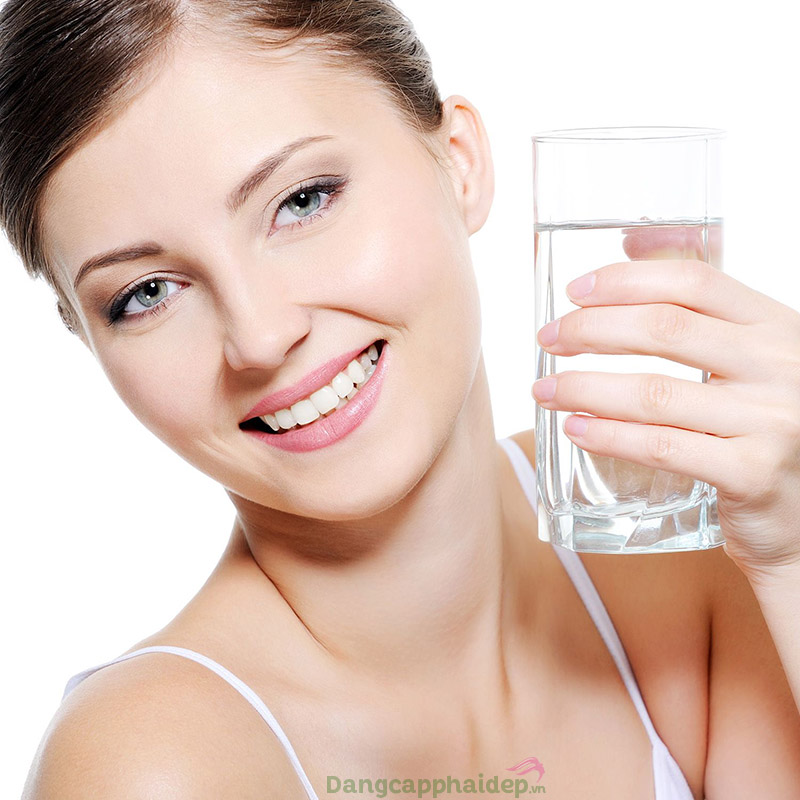 Uống nhiều nước và ăn nhiều các thực phẩm tốt cho da.