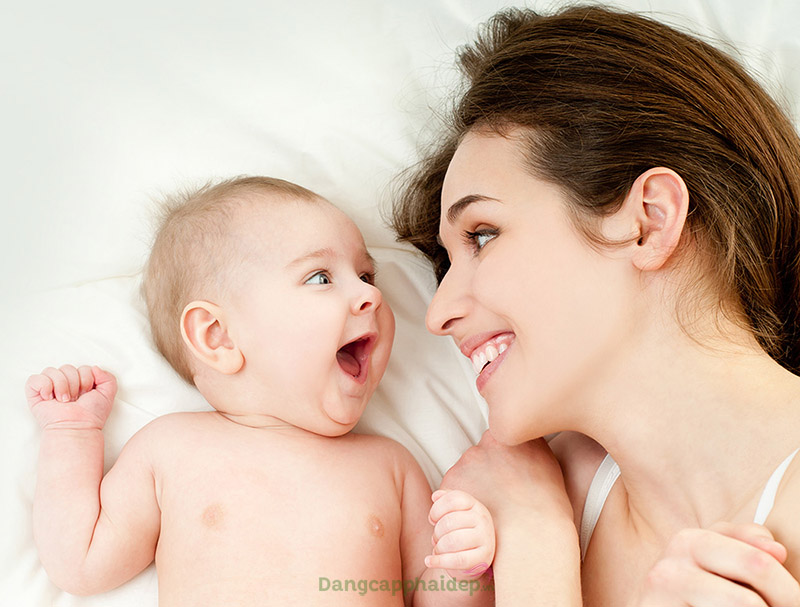 Sữa mẹ là nguồn dinh dưỡng tốt nhất cho con nên mẹ cần lưu ý nếu muốn uống bổ sung viên vitamin E.
