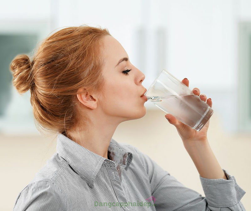 Uống nước để tránh sốc nhiệt cho da và cơ thể.